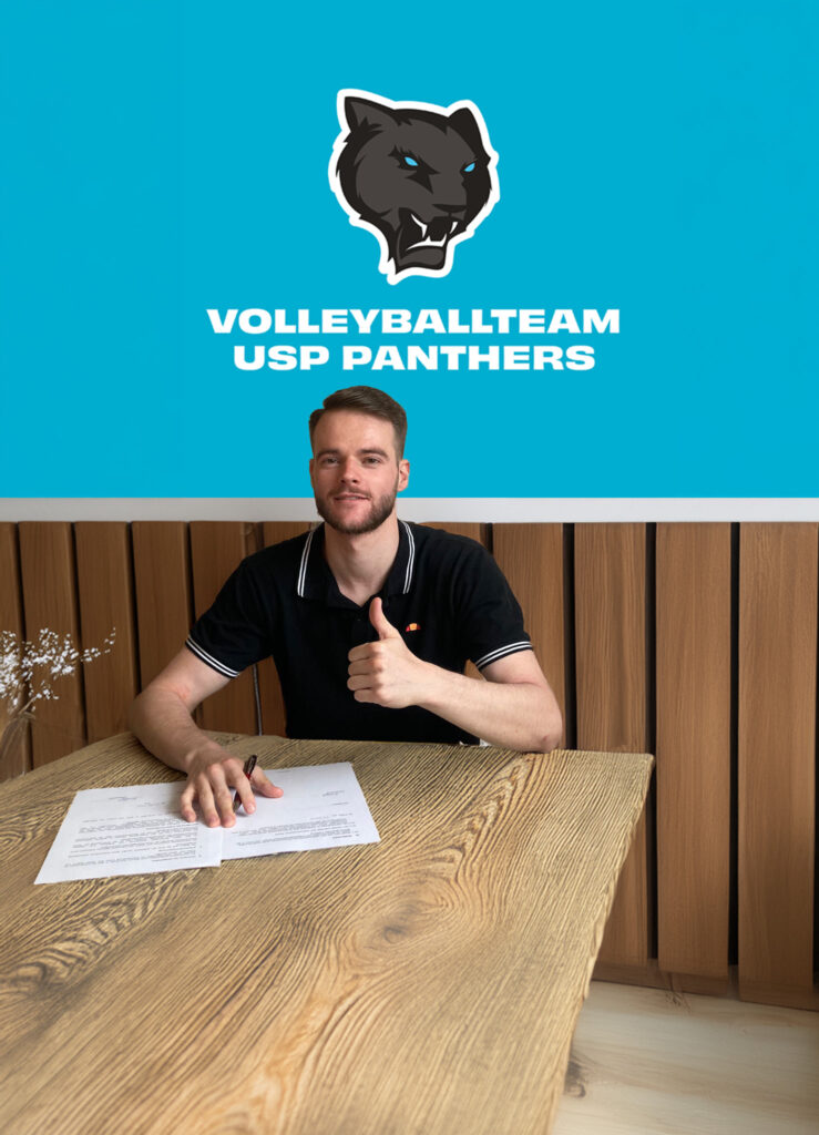 Vladimir Pitonak signing the contract